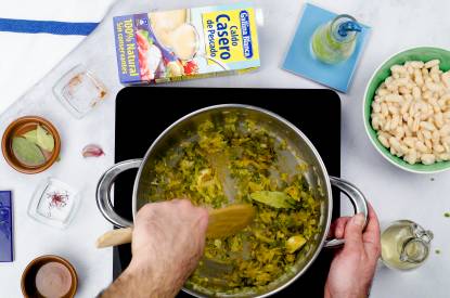 Sofreír las verduras para el guiso