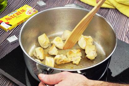 Sofreír la cebolla y preparar la base de la salsa