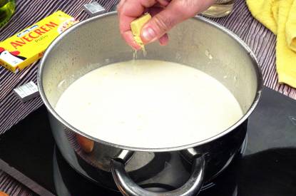 Cocinar el pollo en la salsa