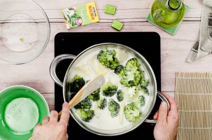Combinando la bechamel y las verduras