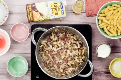 Sofríe el jamón y los champiñones