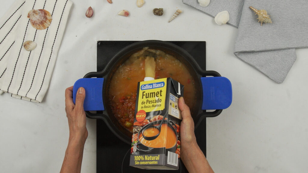 Triturar los tomates y añadir al sofrito