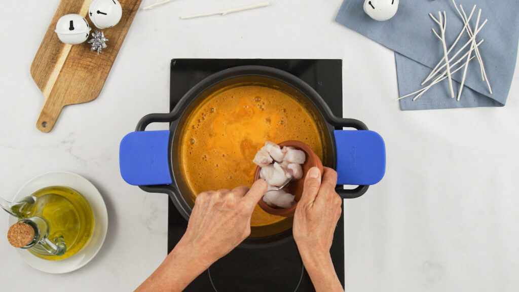 Incorporar los mariscos y finalizar