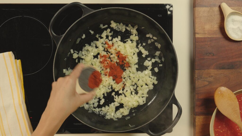 Sofreír cebolla y ajo