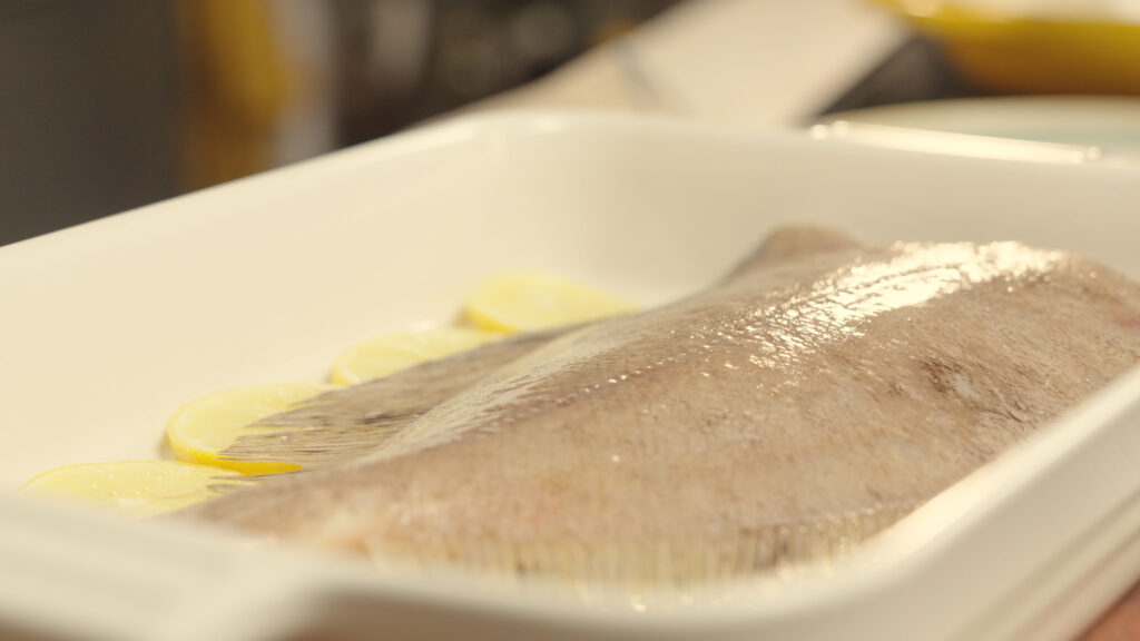 Cortar el limón y los ajos