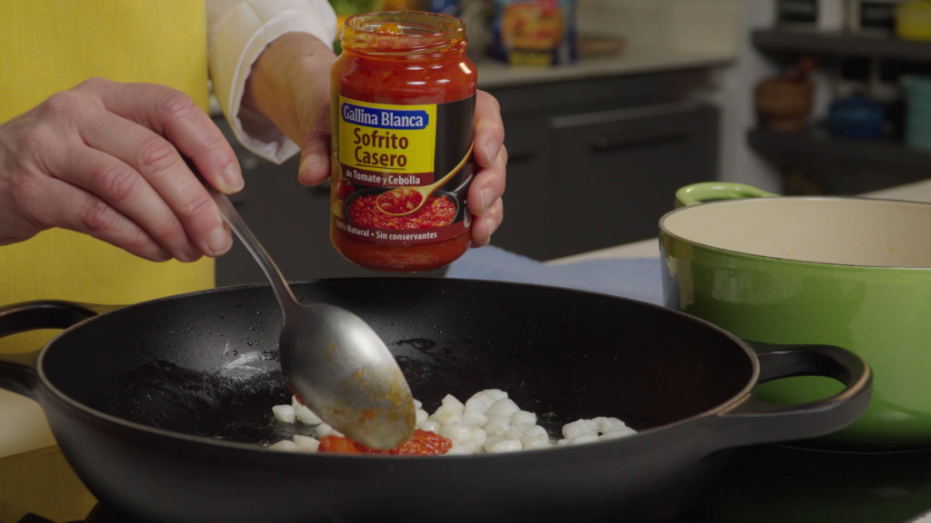 Sofreír el ajo y los langostinos