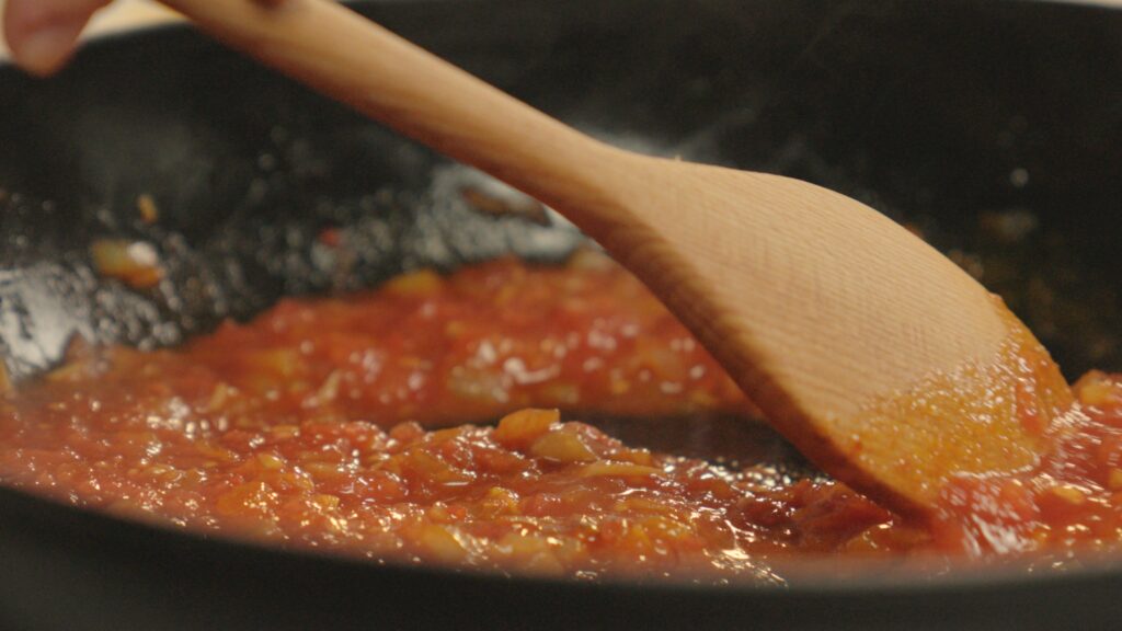 Incorporar pimentón y tomates