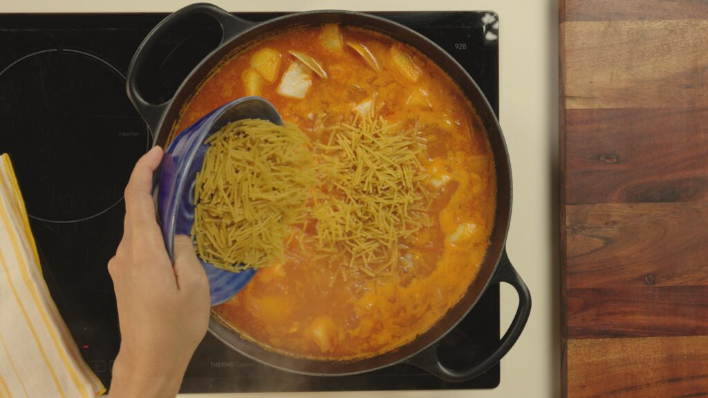 Cocinar las almejas y bacalao