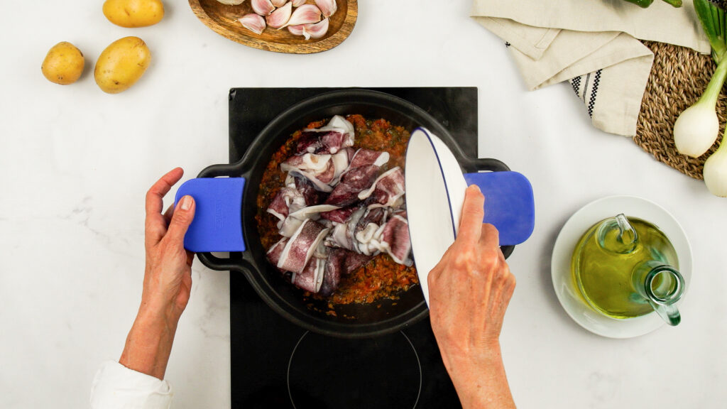 Introducir los calamares y el líquido