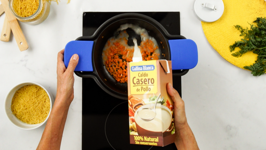 Añadiendo los fideos