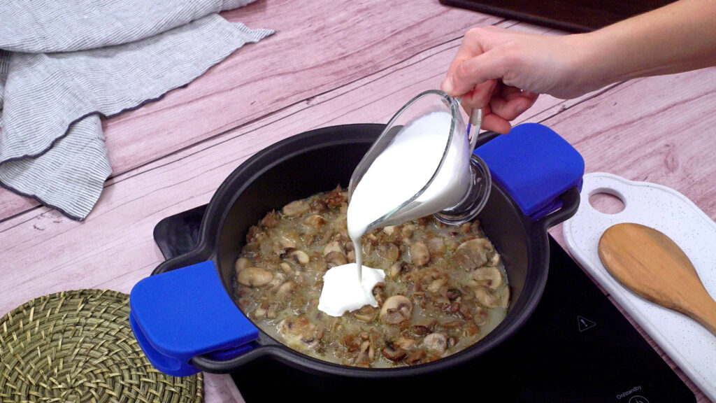 Cocción de los champiñones y preparación de la salsa