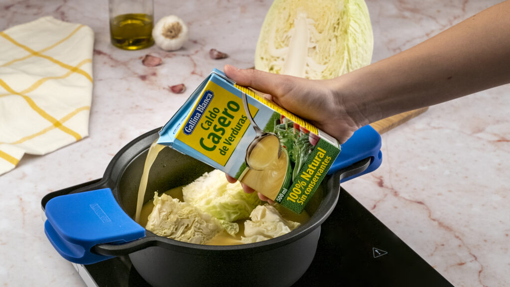 Agregar los garbanzos y las especias