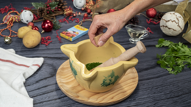 Preparación inicial del besugo y las patatas