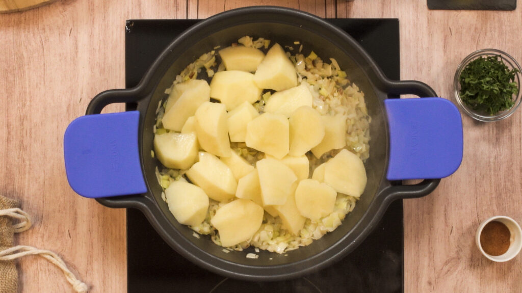 Añade las patatas al sofrito