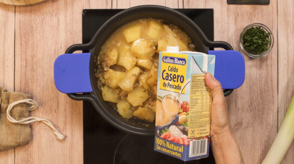 Sofríe las verduras para el guiso