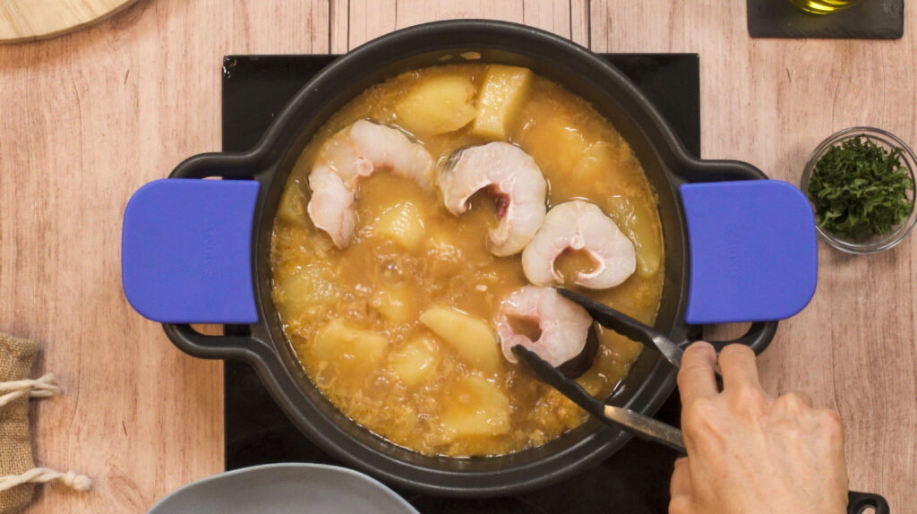 Incorpora el congrio y el caldo