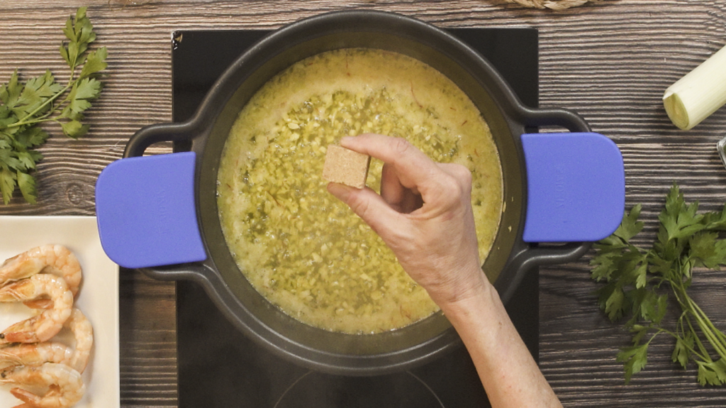 Cocción de los langostinos y elaboración de la salsa