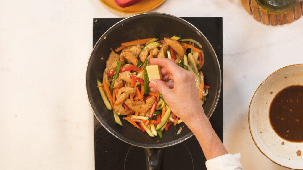Cocinar el salteado de pollo con verduras