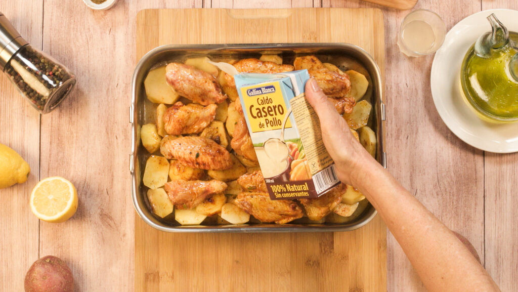 Hornear las alitas y las patatas