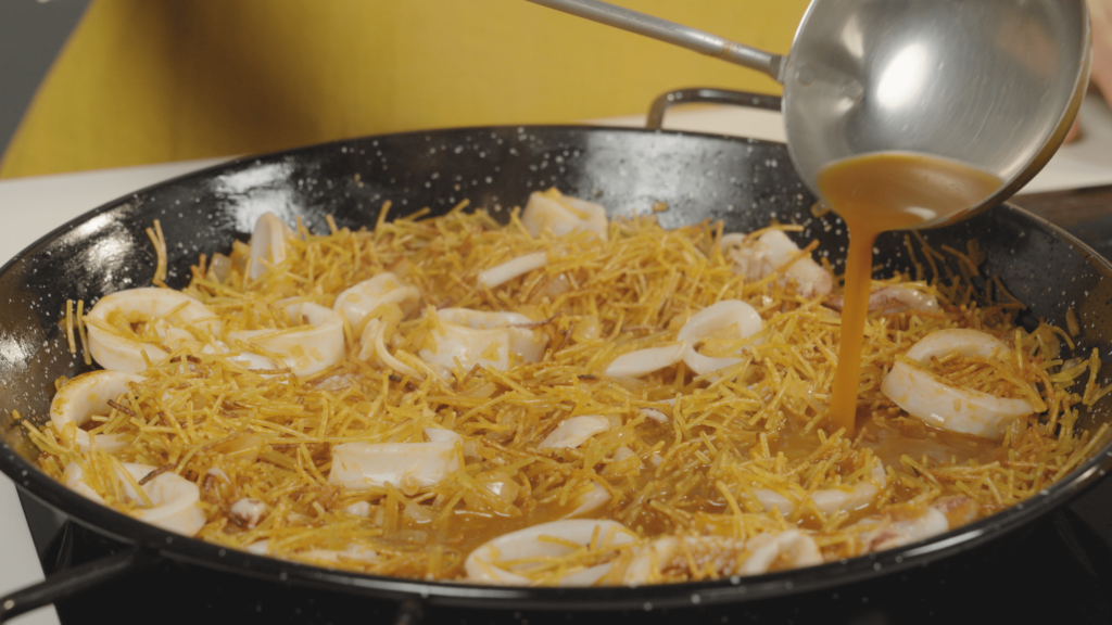 Cocción y reposo de la fideuá