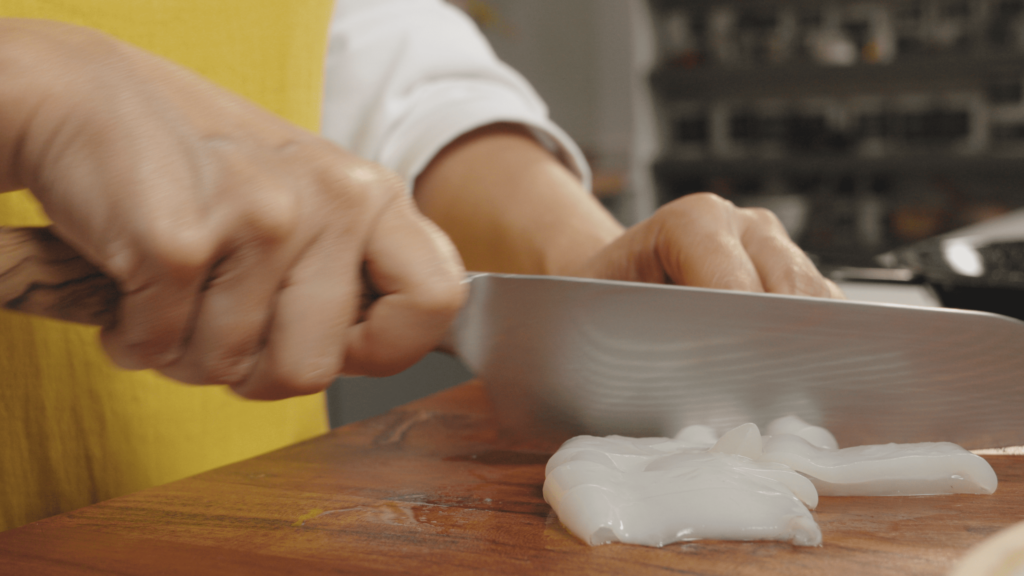 Sofreír la cebolla y el ajo