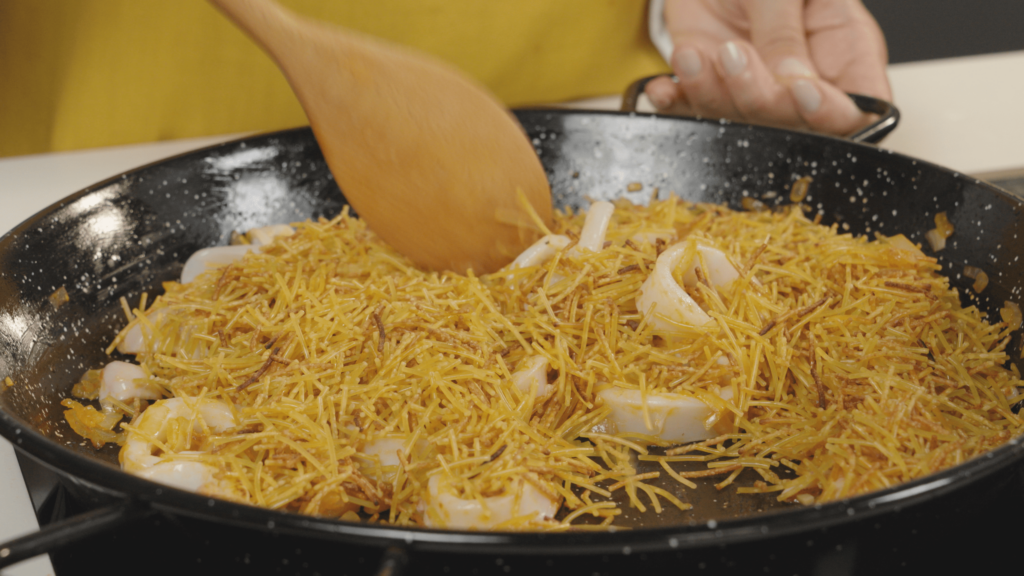 Incorporar el caldo caliente