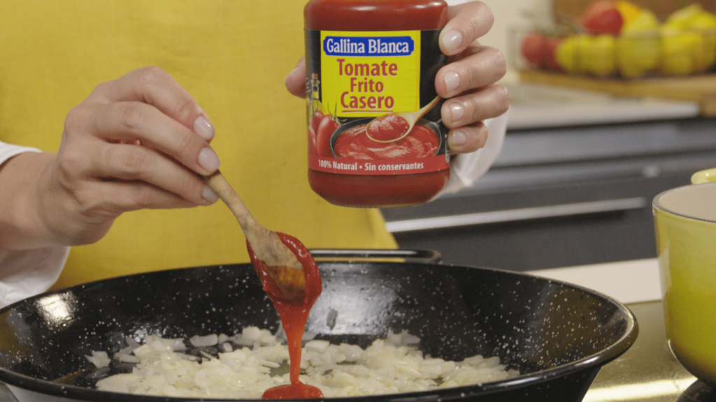 Añadir el tomate frito