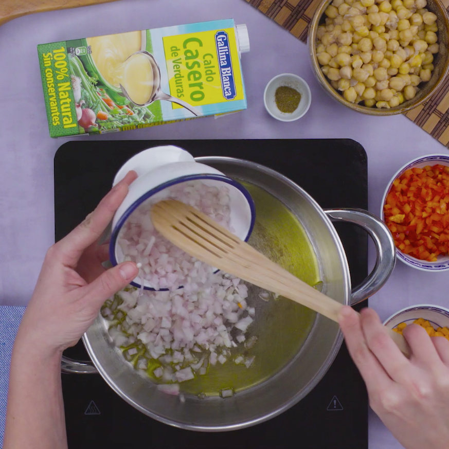 Preparando la base del potaje