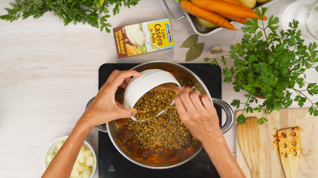 Añade el chorizo y las lentejas