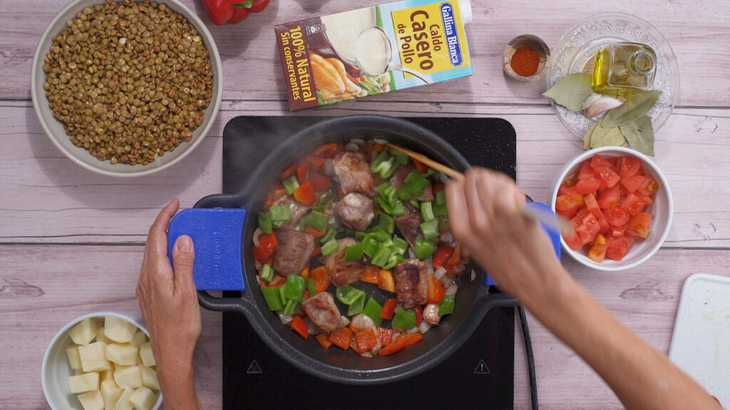 Sofreír la carne y los vegetales