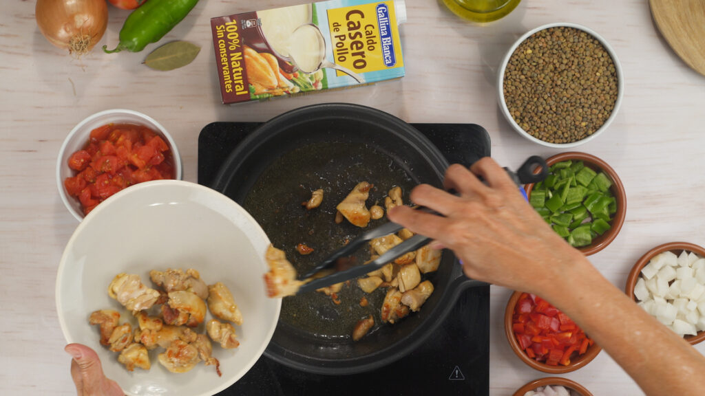 Sofríe el pollo y prepara las verduras