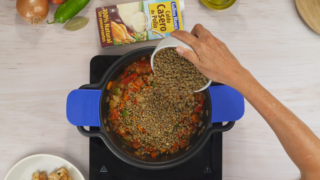 Incorpora las lentejas y el pollo