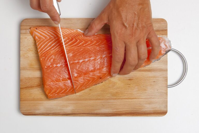 Cuando te dispongas a preparar tu tataki de salmón, un paso esencial es eliminar las espinas de la pieza de salmón.