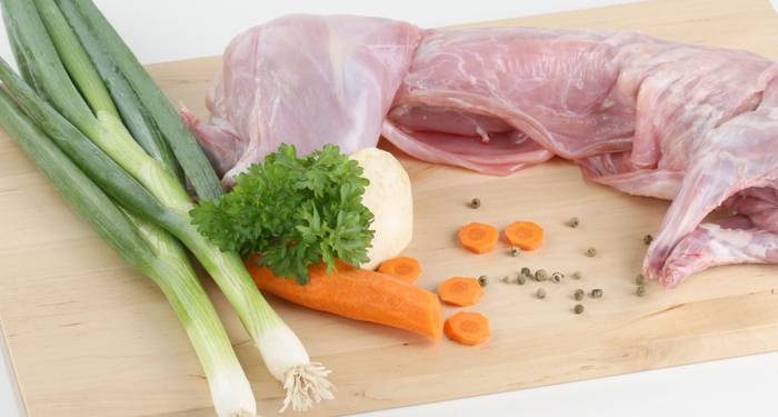 Aunque puedes pedir que te corten el conejo y te lo deshuesen a la hora de comprarlo, también puedes hacerlo en casa.