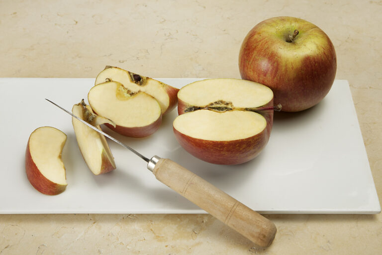 &nbsp; si en tu casa tienes algunos de aquellos que huyen cuando descubren que se está haciendo coliflor, te contamos qué puedes hacer para disimular ese aroma tan característico que desprende esta verdura, sobre todo cuando se cocina.