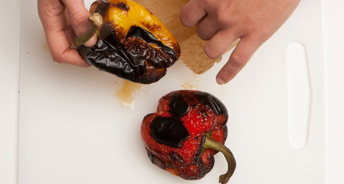 Para pelar de una forma más rápida y sencilla los pimientos asados en el horno puedes ponerlos a enfriar en una bolsa de papel.