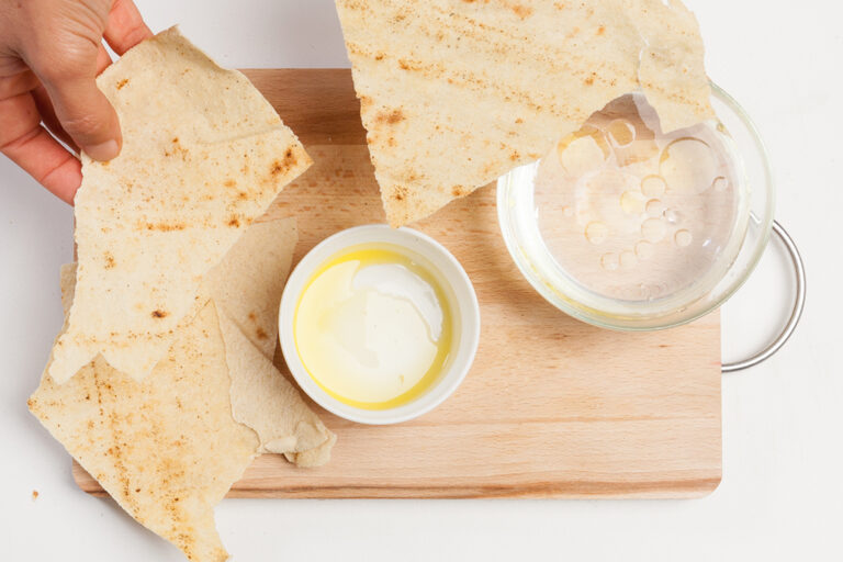 Para conseguir que el pastel tenga una cocción perfecta antes de prepararlo para hornear humedece el pan.