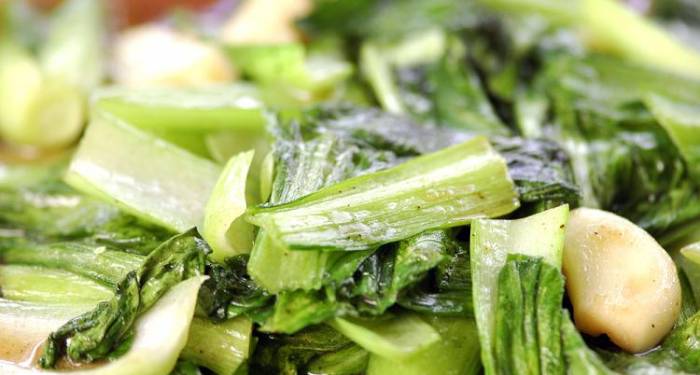 Hoy te vamos a contar un magnífico truco para cocinar un revuelto de acelgas light y aprovechar así al máximo las verduras como las coles, coliflores brócoles, acelgas y berzas.