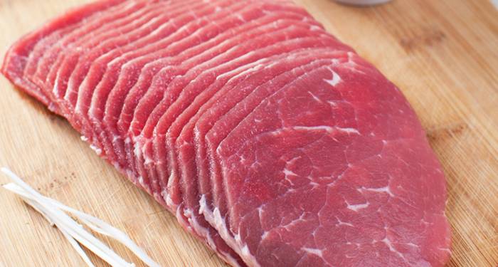 Corta la carne en lonchas finas en casa