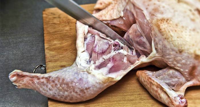 Limpia y trocea el pollo en casa