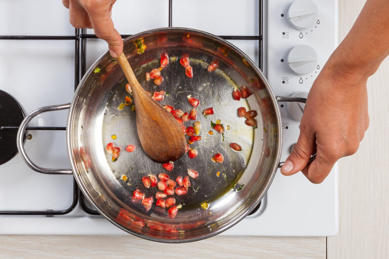&nbsp; sofríe las semillas de la granada en dos cucharadas de aceite.
