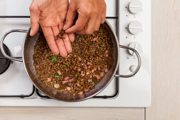 Dale un toque aromático a las lentejas
