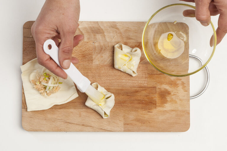 Unta los hojaldres con huevo batido