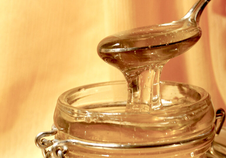 Para que la carne luzca con un color dorado brillante y apetitoso puedes untarla con miel antes de cocinarla.