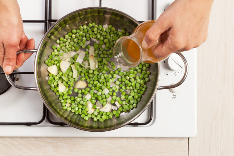 Disuelve la pastilla de avecrem en una jarra