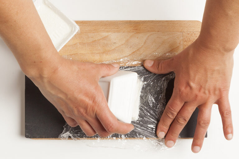 Reviste los moldes con papel film