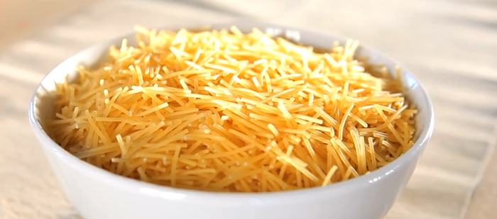 La fideuá, esa prima lejana de la paella hecha con pasta en lugar de con arroz, es una de las recetas más típicas y deliciosas de la cocina catalana.