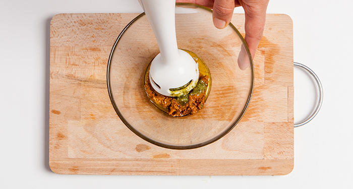 Tritura los tomates deshidratados