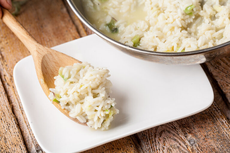Para darle un acabado aún más cremoso añade un poco de mantequilla a dados cuando el arroz esté fuera del fuego.