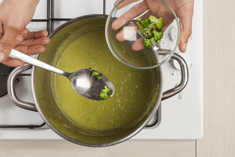 Añade los ramos de brócoli a la crema